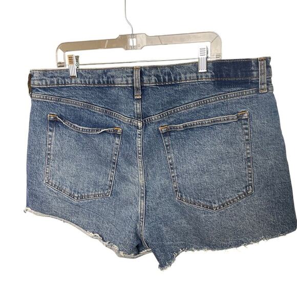 A & F  The Mom Short High Rise Medium Wash, Distressed Weekend Beach Vacation 18 - Picture 5 of 6